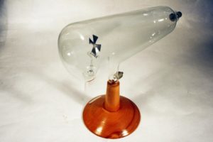 Tube de Crookes avec croix de Malte