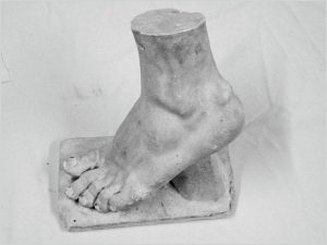 Pied gauche soulevé