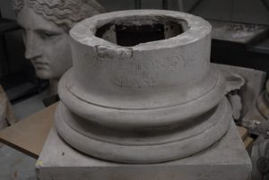 Base de colonne ionique du théâtre Marcellus