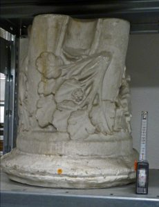 Chapiteau de colonnette orné de feuillages