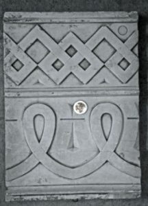 Frises avec entrelacs, lignes en relief, volutes