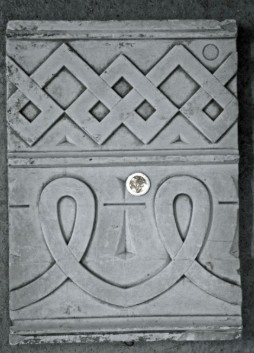 Frises avec entrelacs, lignes en relief, volutes