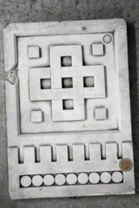 Frise avec ronds, créneaux, croix, entrelacs