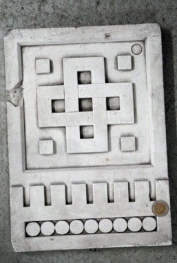 Frise avec ronds, créneaux, croix, entrelacs