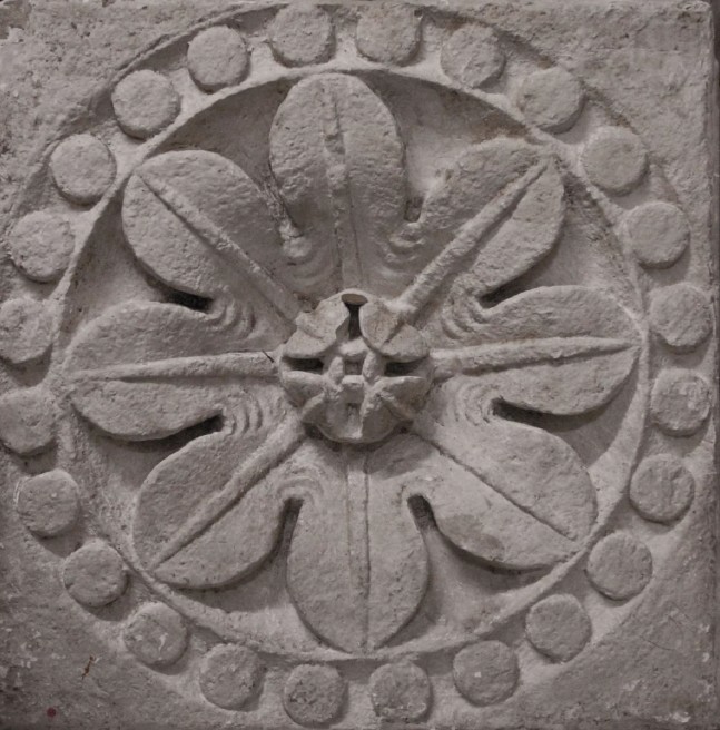 Rosace entourée de ronds